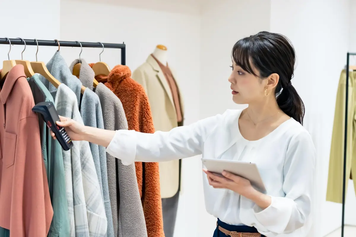 アパレルの在庫管理をする女性 商品管理 RFID