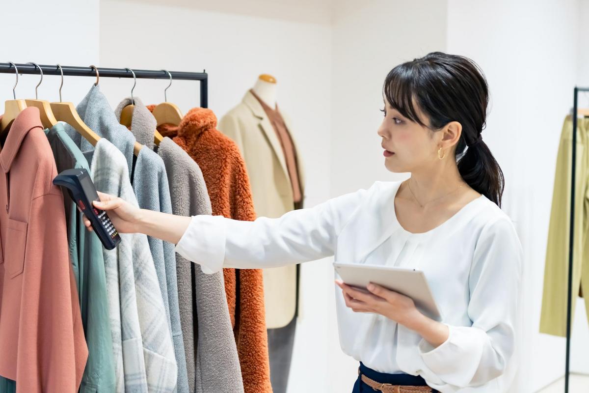 アパレルの在庫管理をする女性 商品管理 RFID